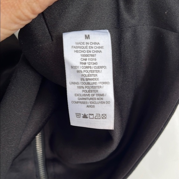 DYNAMITE Black V-Neck Crop Top Lined, Size M - Picture 5 of 8